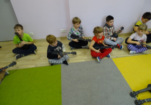 Dzieci grające na ukulele.