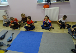 Dzieci grające na ukulele.