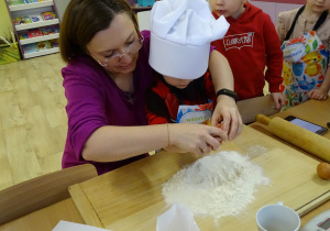 Przygotowanie ciasta na pierniki.