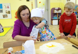 Przygotowanie ciasta na pierniki.