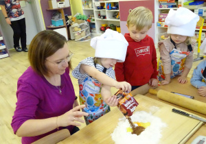 Przygotowanie ciasta na pierniki.