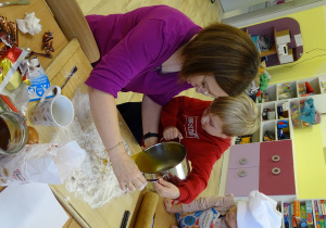 Przygotowanie ciasta na pierniki.