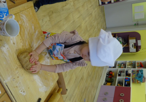 Ugniatanie ciasta przez dzieci.