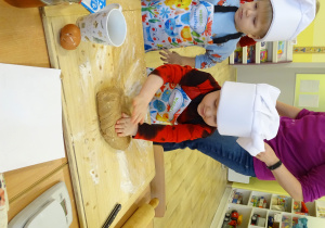 Ugniatanie ciasta przez dzieci.