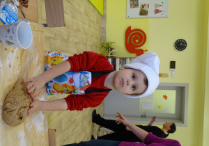 Ugniatanie ciasta przez dzieci.