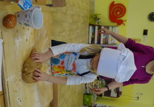 Ugniatanie ciasta przez dzieci.