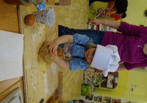 Ugniatanie ciasta przez dzieci.