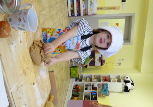 Ugniatanie ciasta przez dzieci.