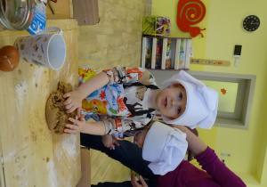 Ugniatanie ciasta przez dzieci.