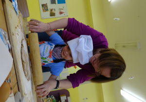 Przygotowywanie ciasta przez dzieci.