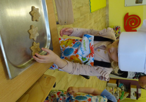 Układanie pierników na blaszce do pieczenia.