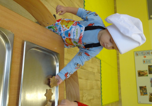 Układanie pierników na blaszce do pieczenia.