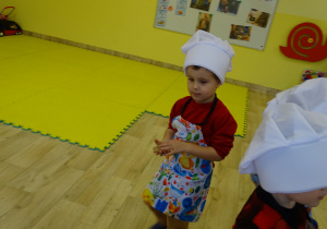 Układanie pierników na blaszce do pieczenia.