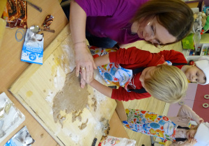 Wykrajanie pierników przy pomocy foremek.