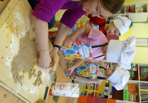 Wykrajanie pierników przy pomocy foremek.