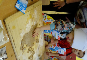 Wykrajanie pierników przy pomocy foremek.