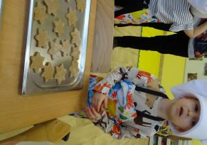 Układanie pierników na blaszce do pieczenia.