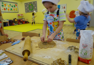 Wykrajanie pierników przy pomocy foremek.
