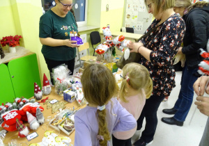 Popołudniowy kiermasz ozdób świątecznych.