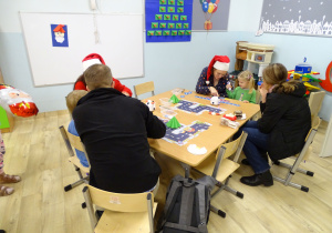 Świąteczne kodowanie z robotem.