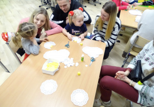 Warsztaty origami - tworzenie świątecznych ozdób.