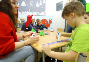 Świąteczne kodowanie z robotem.