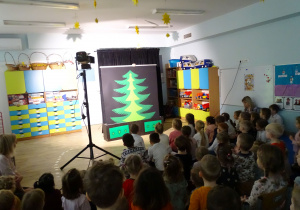 Pojawienie się choinki na scenie.