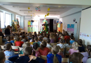 Na choince pojawiają się kolejne ozdoby.