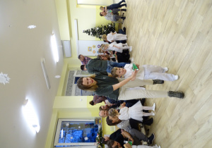 Dzieci wręczają Rodzicom prezenty świąteczne.