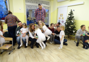 Dzieci wręczają Rodzicom prezenty świąteczne.