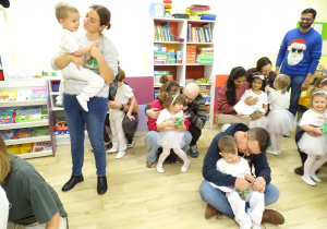 Dzieci wręczają Rodzicom prezenty świąteczne.