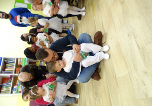 Dzieci wręczają Rodzicom prezenty świąteczne.