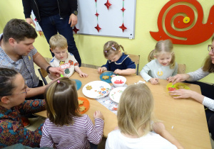 Wspólne dekorowanie pierników.