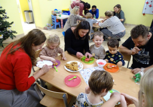 Wspólne dekorowanie pierników.