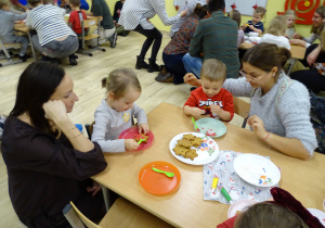 Wspólne dekorowanie pierników.