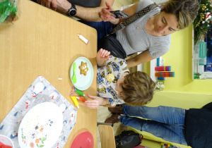 Wspólne dekorowanie pierników.