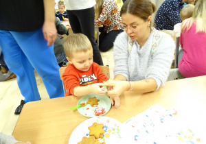 Wspólne dekorowanie pierników.