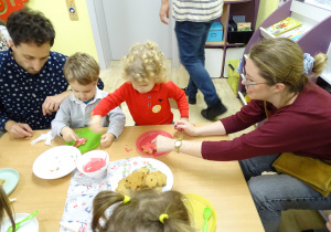 Wspólne dekorowanie pierników.