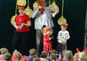 Dzieci na scenie w przebraniu