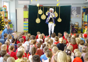 Dzieci oglądają przedstawienie