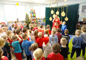 Dzieci patrzą na grę aktorów