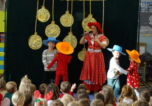 Dzieci tańczą w parach