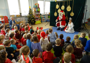 Dzieci romawiają ze świętym Mikołajem