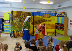 aktorki z dziewczynka stoją na scenie