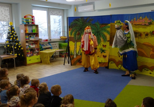 aktorki trzymają lalki