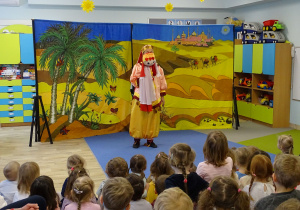 dzieci patrzą na aktorkę
