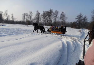 Przejażdżka kuligiem przez zimowe pola.