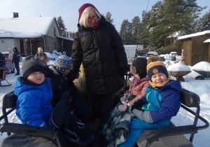 Najmłodsze przedszkolaki podczas przejażdżki kuligiem.