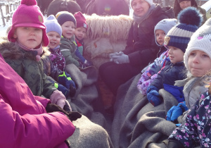 Najmłodsze przedszkolaki podczas przejażdżki kuligiem.