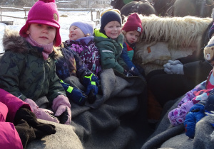 Najmłodsze przedszkolaki podczas przejażdżki kuligiem.